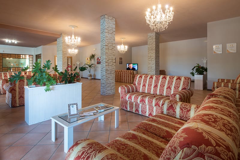 L'ampia sala interna affacciato sul giardino - Hotel Torricella sul Lago Trasimeno