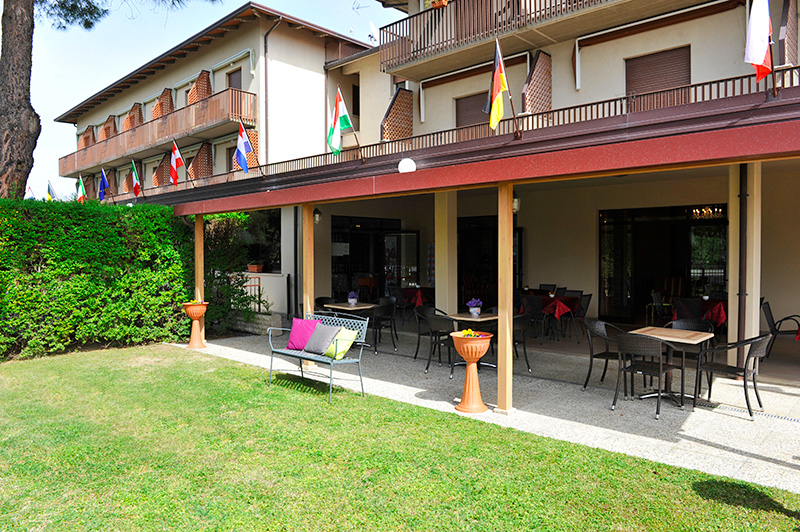 Bar with patio and garden - 3 star hotel with patio, garden and swimming pool by Lake Trasimeno