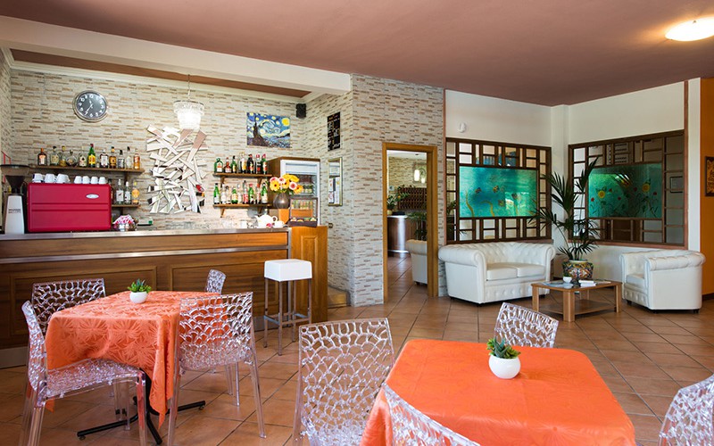 I nostri servizi - bar con veranda e giardino - Hotel sul lago Trasimeno