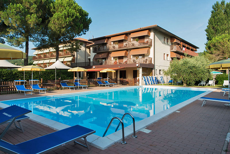 Vista di Hotel Torricella dalla piscina esterna - Hotel 3 stelle con piscina sul Lago Trasimeno