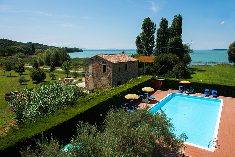 Vista piscina e Lago Trasimeno dal Hotel Torricella
