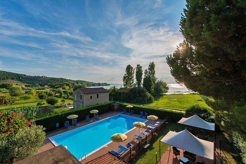 View of Lake Trasimeno and the outdoor swimming pool from the guest rooms - 3 star Hotel Torricella by Lake Trasimeno