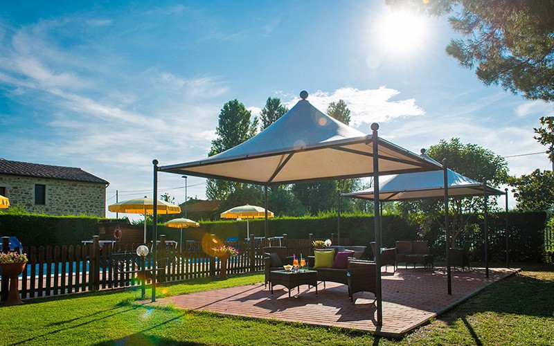 Lovely garden with gazebo by the swimming pool - Hotel Torricella by Lake Trasimeno
